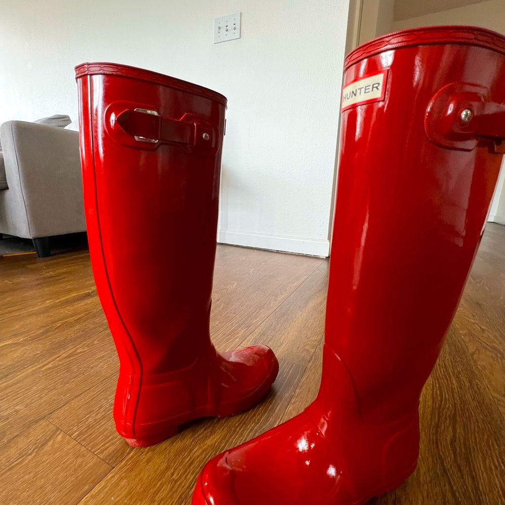 Selling these gorgeous hunter red rainboots. Size 7.5 but also fit size 8!